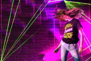 frau tanzt mit tshirt wir schlagern die ganze nacht