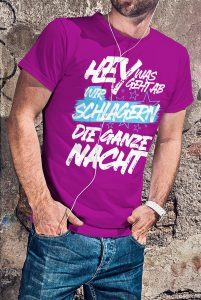 mann mit schlager tshirt hey was geht ab wir schlagern die ganze nacht lila
